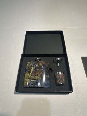 Al Agnew Whitetail Deer Stainless Steel Flask Gift Set